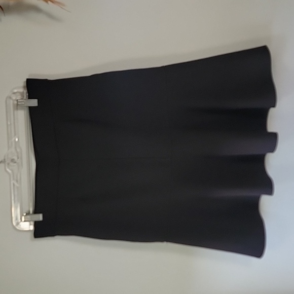Knee-length Fishtail style skirt with buttons - Picture 6 of 8